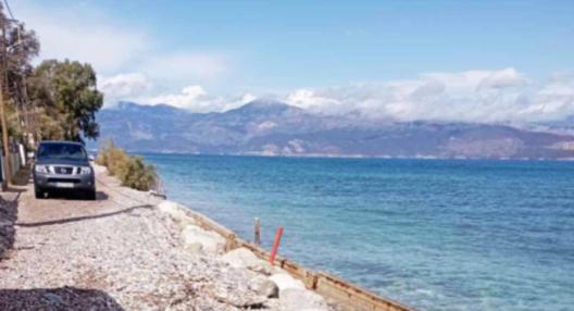 Αίγιο: Η θάλασσα ξήλωσε νέο πλακόστρωτο έργο στα Βαλιμίτικα - Γιατί κατηγορούν τον Δήμο ΒΙΝΤΕΟ
