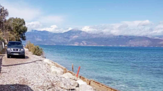 Αίγιο: Η θάλασσα ξήλωσε νέο πλακόστρωτο έργο στα Βαλιμίτικα - Γιατί κατηγορούν τον Δήμο ΒΙΝΤΕΟ