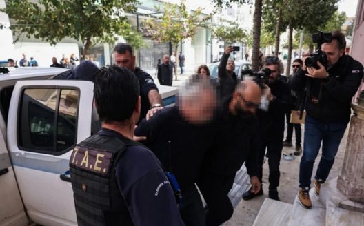 Τα λόγια του αδελφοκτόνου της Κρήτης που «πάγωσαν» τους αστυνομικούς: «Τον έσφαξα σαν...» 25 Ο αδελφοκτόνος προσέρχεται στον Εισαγγελέα Κρήτης