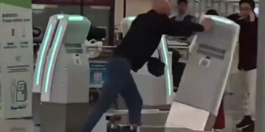 Τουρίστας εκτός εαυτού στο αεροδρόμιο