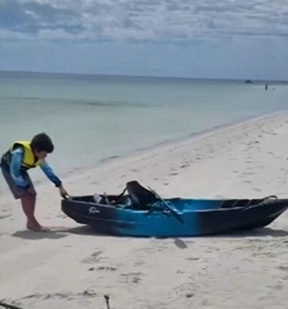 Δεκατριάχρονος κολύμπησε επί ώρες σε θάλασσα με καρχαρίες για την...οικογένεια του!