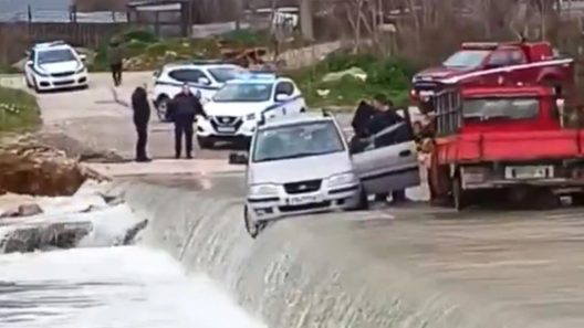 Η στιγμή της διάσωσης του οδηγού από την Πυροσβεστική