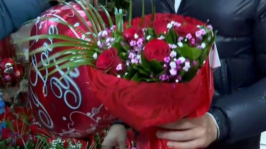 Άγιος Βαλεντίνος 2026: Οι τιμές σε λουλούδια και σοκολατάκια – Τι θα πληρώσετε