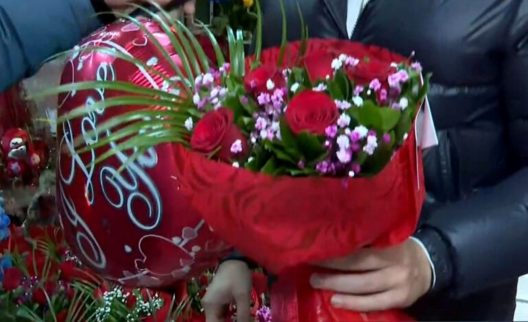 Άγιος Βαλεντίνος 2026: Οι τιμές σε λουλούδια και σοκολατάκια – Τι θα πληρώσετε