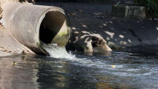Δυτική Αχαΐα: Πλημμύρισε ποταμός και προκάλεσε αποκόλληση αγωγού λυμάτων ΦΩΤΟ