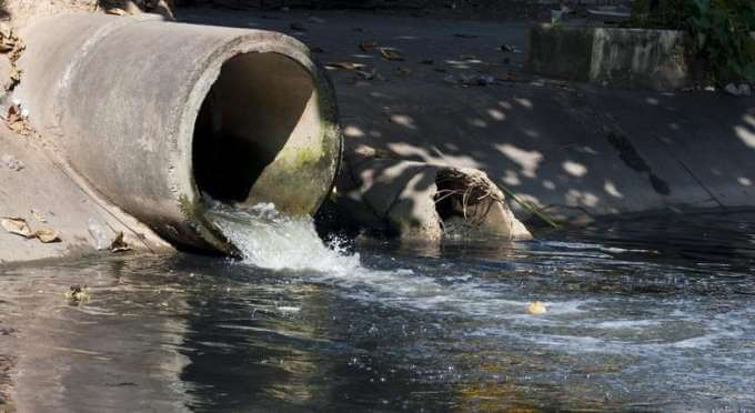 Δυτική Αχαΐα: Πλημμύρισε ποταμός και προκάλεσε αποκόλληση αγωγού λυμάτων ΦΩΤΟ