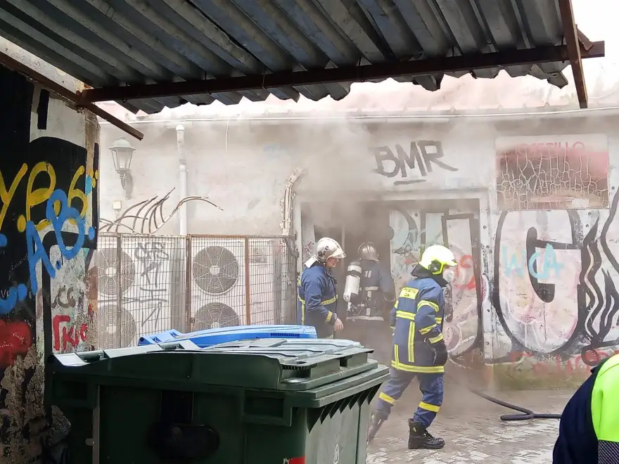 Αγρίνιο: Φωτιά σε κατάστημα υποδημάτων ΒΙΝΤΕΟ ΦΩΤΟ 31 Αγρίνιο: Φωτιά σε κατάστημα υποδημάτων ΒΙΝΤΕΟ ΦΩΤΟ