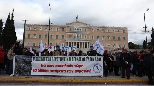 Σύνταγμα: Έξω από τη Βουλή οι αγρότες ΦΩΤΟ