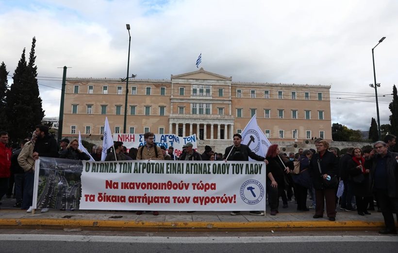 Σύνταγμα: Έξω από τη Βουλή οι αγρότες ΦΩΤΟ