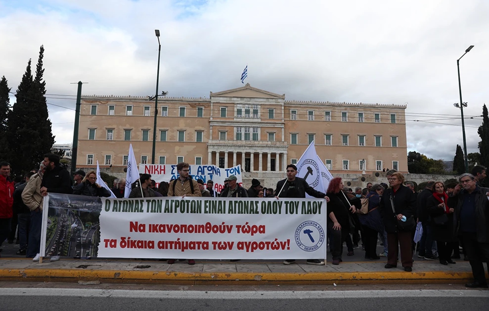 Σύνταγμα: Έξω από τη Βουλή οι αγρότες ΦΩΤΟ