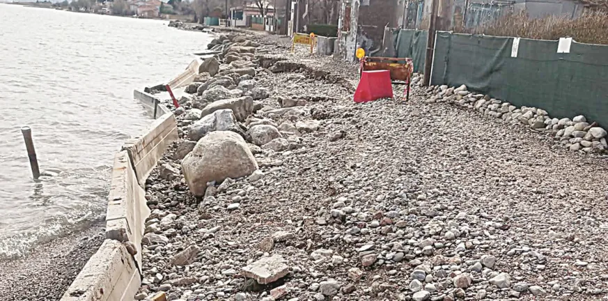 Αχαΐα: Σε Βενετία με «συντριβάνια» μετατράπηκε η παραλία Ελαιώνα! ΒΙΝΤΕΟ