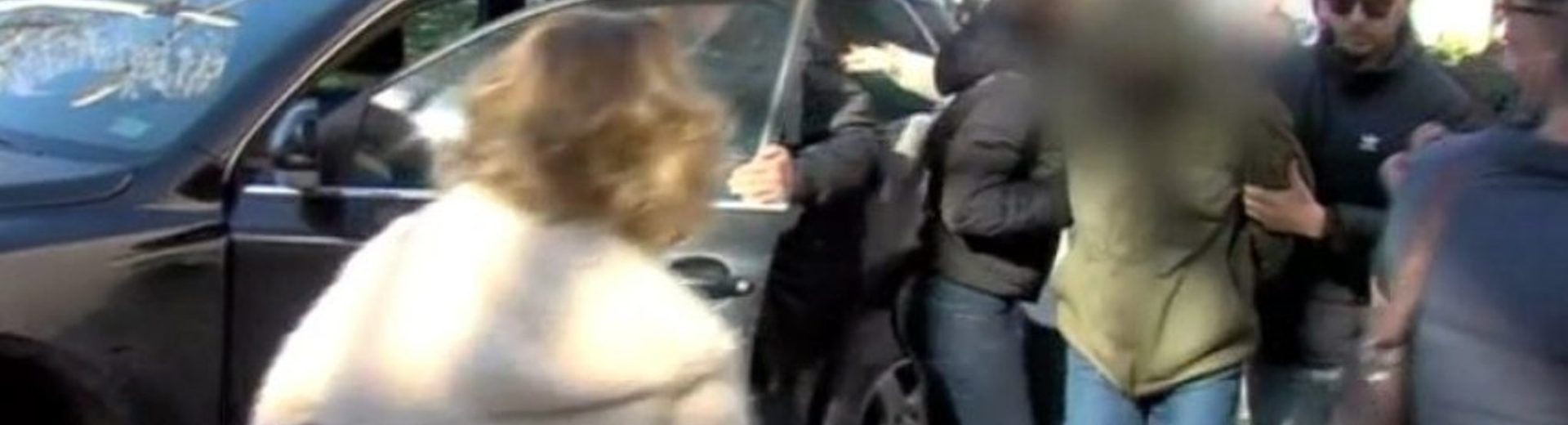 Ο κατηγορούμενος κατά τη μεταγωγή του στα Δικαστήρια Αιγίου