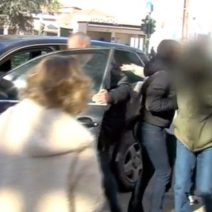 Ο κατηγορούμενος κατά τη μεταγωγή του στα Δικαστήρια Αιγίου