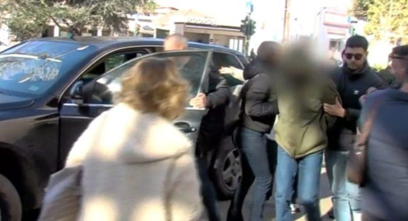 Ο κατηγορούμενος κατά τη μεταγωγή του στα Δικαστήρια Αιγίου