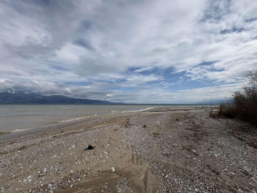 Αίγιο: «Διέλυσε» και πέταξε την καραμπίνα ο δράστης που πυροβόλησε ανήλικους, που βρέθηκε από δύτες ΦΩΤΟ 25 Το σημείο που εκβάλλει ο ποταμός Φοίνικας, στις Καμάρες