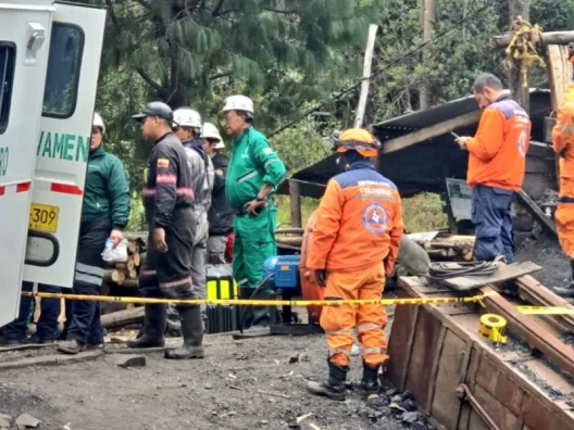 Κολομβία: Ισχυρή έκρηξη σε παράνομο Ανθρακωρυχείο με νεκρούς και αγνοούμενους ΒΙΝΤΕΟ - ΦΩΤΟ 26 Κολομβία: Ισχυρή έκρηξη σε παράνομο Ανθρακωρυχείο με νεκρούς και αγνοούμενους ΒΙΝΤΕΟ - ΦΩΤΟ