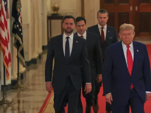 ΗΠΑ: Ο Τραμπ εξετάζει «περιορισμένο πλήγμα» στο Ιράν, με τελεσίγραφο 10 ημερών στο Ιράν