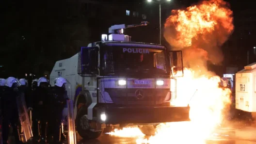 Αλβανία: Συγκρούσεις διαδηλωτών με την αστυνομία έξω από Κυβερνητικό κτίριο ΦΩΤΟ