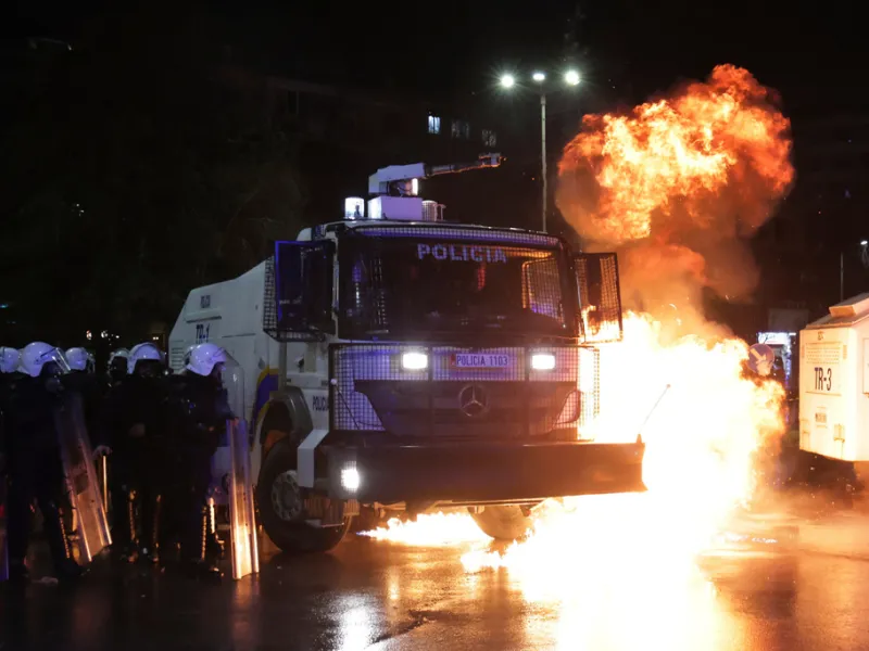 Αλβανία: Συγκρούσεις διαδηλωτών με την αστυνομία έξω από Κυβερνητικό κτίριο ΦΩΤΟ
