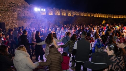 Πλήθος κόσμου και το τριήμερο της Αποκριάς στη Ναύπακτο ΦΩΤΟ