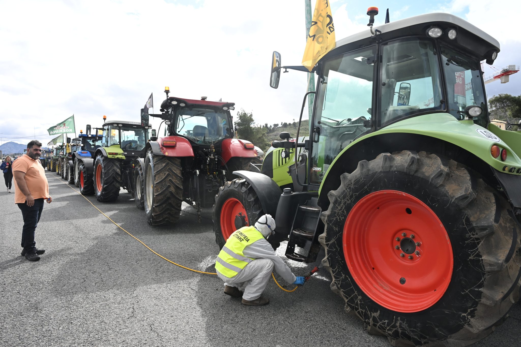 Συλλαλητήριο αγρότες: Περνούν από απολύμανση για την ευλογιά των αιγοπροβάτων τα τρακτέρ ΒΙΝΤΕΟ