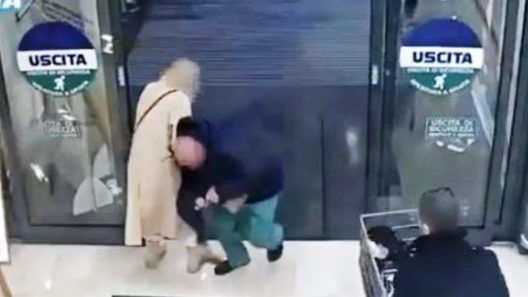 Η στιγμή που ο άνδρας αρπάζει το κοριτσάκι από τη μητέρα του