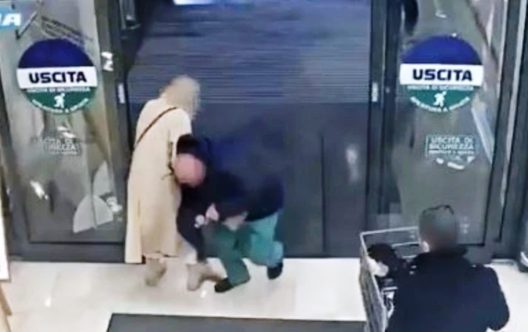 Η στιγμή που ο άνδρας αρπάζει το κοριτσάκι από τη μητέρα του