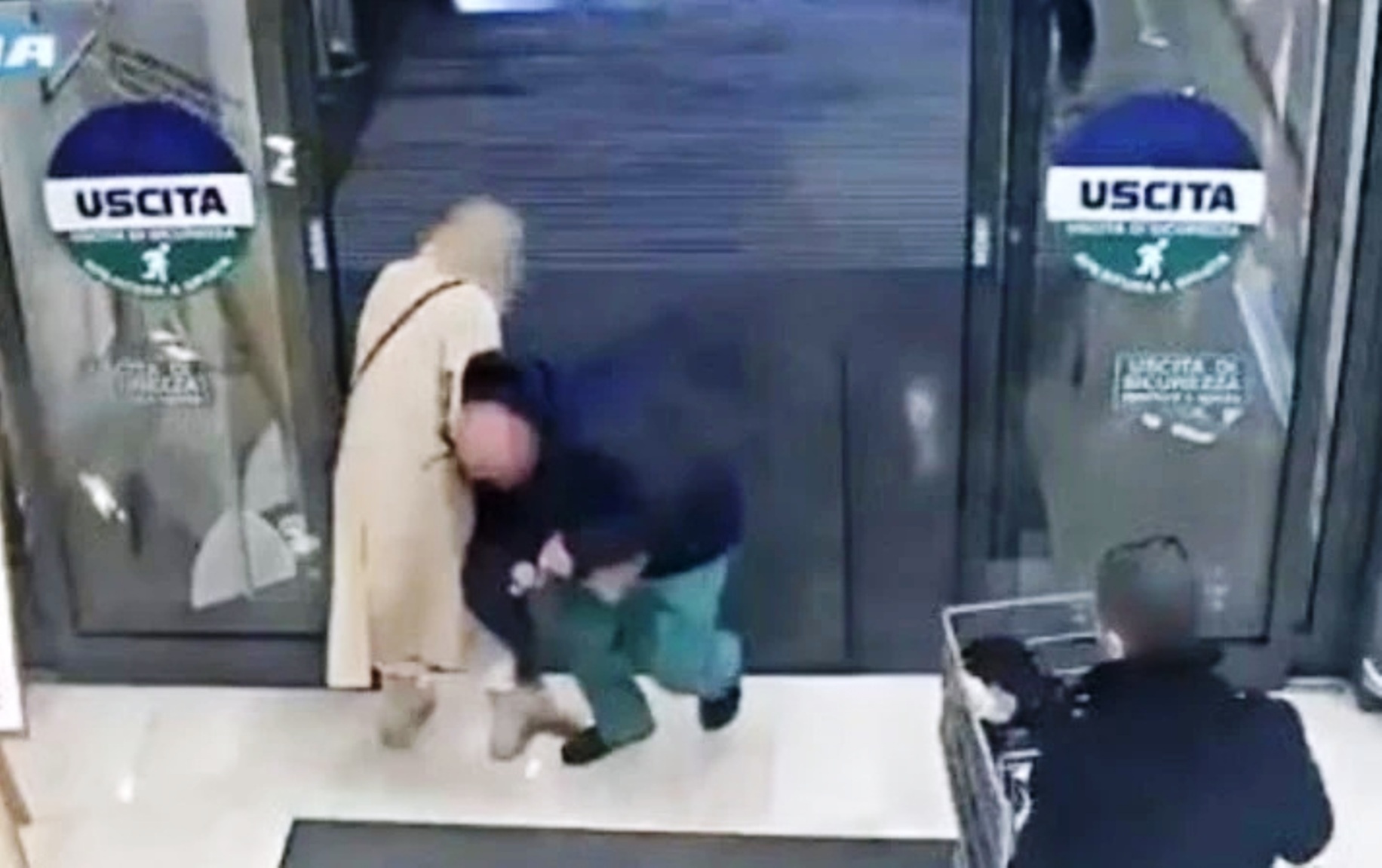 Βίντεο – σοκ από την αρπαγή παιδιού μέσα από τα χέρια της μητέρας του