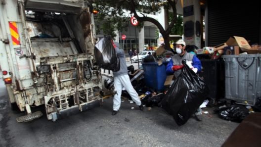 Πάτρα: Σκουπίδια έξω από μαγαζιά, μετά το πέρασμα απορριμματοφόρου! ΦΩΤΟ
