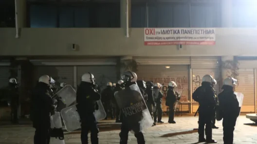 ΑΠΘ: Μεγάλη επιχείρηση της ΕΛΑΣ στην Πολυτεχνική Σχολή, με δεκάδες συλλήψεις ΦΩΤΟ