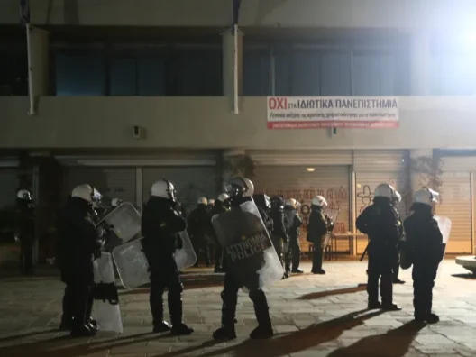 ΑΠΘ: Μεγάλη επιχείρηση της ΕΛΑΣ στην Πολυτεχνική Σχολή, με δεκάδες συλλήψεις ΦΩΤΟ