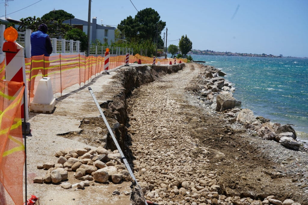 Αραχωβίτικα: Κίνδυνος από τη θάλασσα που «τρώει» τον δρόμο 25 Αραχωβίτικα: Κίνδυνος από τη θάλασσα που «τρώει» τον δρόμο