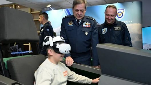 Ο Αρχηγός ΓΕΑ, Δημοσθένης Γρηγοριάδης με μελλοντικό ιπτάμενο