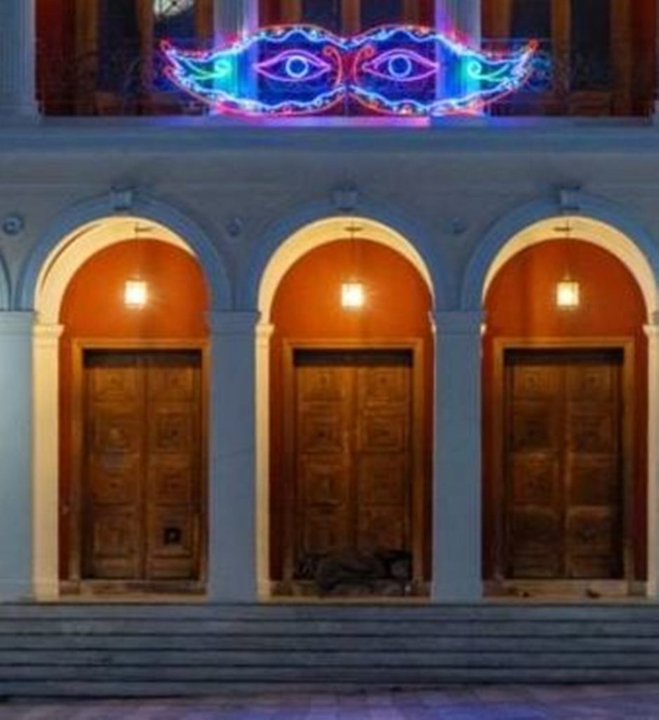 Πάτρα - Πρωτοφανές: Ο Δήμος προβάλει το Θέατρο «Απόλλων» διακοσμημένο καρναβαλικά με...άστεγο ΦΩΤΟ 25 Αστεγος στο καρναβαλικά διακοσμημένο δημοτικό θεάτρο Πάτρας