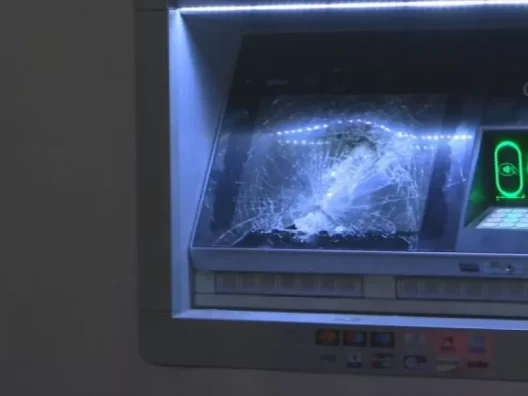 Αθήνα: Δεκαπέντε κουκουλοφόροι έκαναν «γυαλιά καρφιά» καταστήματα και ΑΤΜ