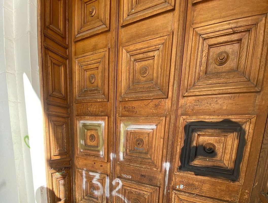 Πάτρα: Ξήλωσαν ακόμα και τις πέτρες στο Δημοτικό Θέατρο «Απόλλων» - Βάνδαλοι, ναρκομανείς, άστεγοι ΦΩΤΟ