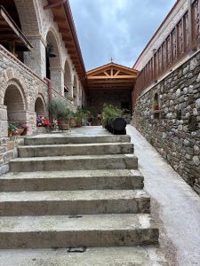 Αχαΐα: Κίνδυνος σε δρόμο έκλεισε την Ιερά Μονή Μακελλαριάς ΦΩΤΟ