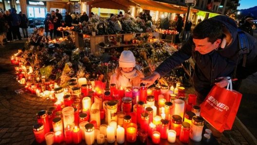 Τυλίχθηκε στις φλόγες το αυτοσχέδιο μνημείο των θυμάτων στο Κραν Μοντανά ΒΙΝΤΕΟ