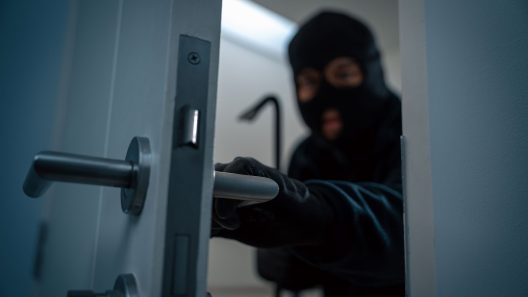 Κως: Έκλεψαν πάνω από 100.000 λίρες και 30.000 ευρώ από σπίτι