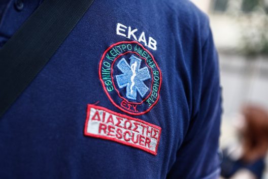 ΕΔΕ για τον διασώστη «τραγουδιστή», πήρε το μικρόφωνο ενώ υπήρχε λιπόθυμη γυναίκα! ΒΙΝΤΕΟ