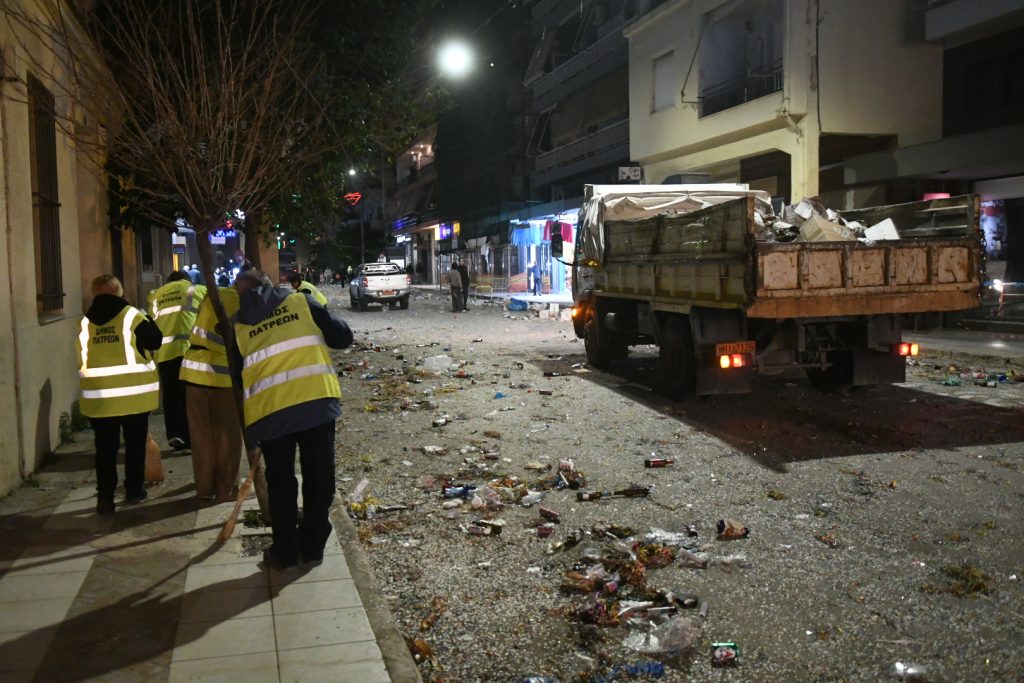Πάτρα: Αλλοι καρναβαλίζονται και άλλοι ...καθαρίζουν, η «μάχη» των συνεργείων του Δήμου ΦΩΤΟ 26 Πάτρα: Αλλοι καρναβαλίζονται και άλλοι ...καθαρίζουν, η «μάχη» των συνεργείων του Δήμου ΦΩΤΟ