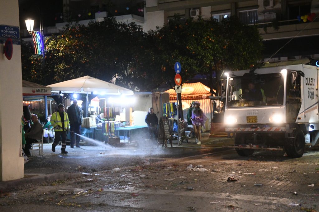 Πάτρα: Αλλοι καρναβαλίζονται και άλλοι ...καθαρίζουν, η «μάχη» των συνεργείων του Δήμου ΦΩΤΟ 27 Πάτρα: Αλλοι καρναβαλίζονται και άλλοι ...καθαρίζουν, η «μάχη» των συνεργείων του Δήμου ΦΩΤΟ