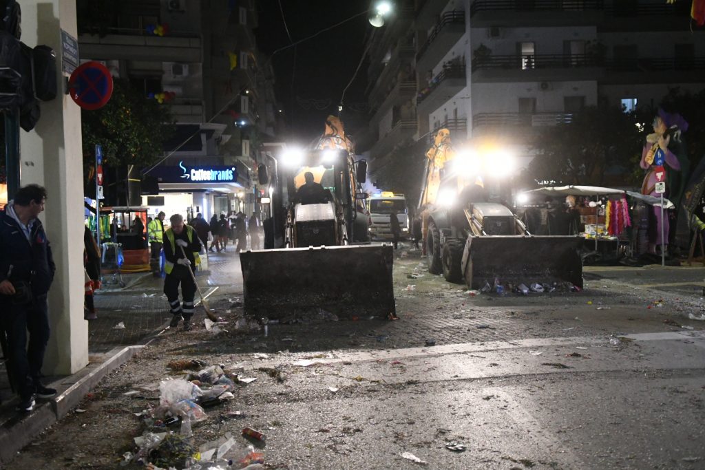 Πάτρα: Αλλοι καρναβαλίζονται και άλλοι ...καθαρίζουν, η «μάχη» των συνεργείων του Δήμου ΦΩΤΟ 28 Πάτρα: Αλλοι καρναβαλίζονται και άλλοι ...καθαρίζουν, η «μάχη» των συνεργείων του Δήμου ΦΩΤΟ