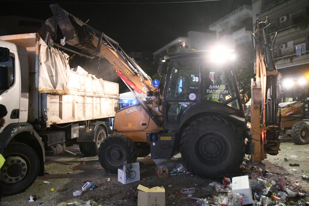 Πάτρα: Αλλοι καρναβαλίζονται και άλλοι ...καθαρίζουν, η «μάχη» των συνεργείων του Δήμου ΦΩΤΟ 29 Πάτρα: Αλλοι καρναβαλίζονται και άλλοι ...καθαρίζουν, η «μάχη» των συνεργείων του Δήμου ΦΩΤΟ