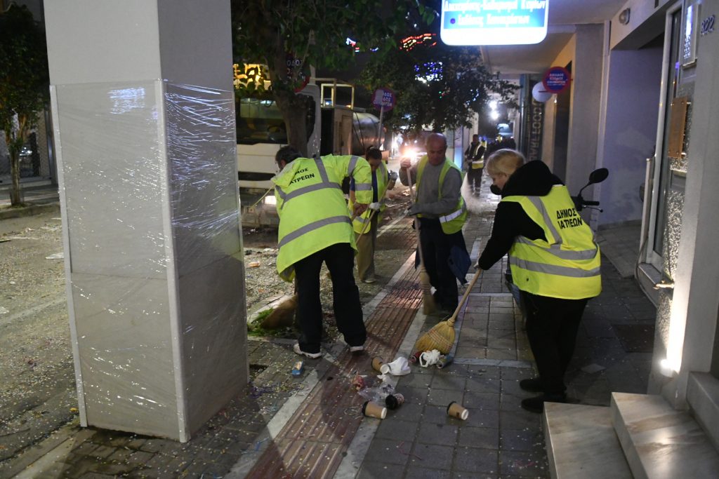 Πάτρα: Αλλοι καρναβαλίζονται και άλλοι ...καθαρίζουν, η «μάχη» των συνεργείων του Δήμου ΦΩΤΟ 30 Πάτρα: Αλλοι καρναβαλίζονται και άλλοι ...καθαρίζουν, η «μάχη» των συνεργείων του Δήμου ΦΩΤΟ