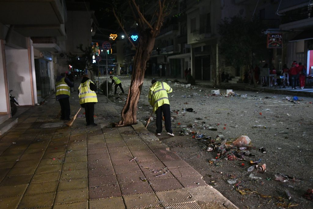 Πάτρα: Αλλοι καρναβαλίζονται και άλλοι ...καθαρίζουν, η «μάχη» των συνεργείων του Δήμου ΦΩΤΟ 32 Πάτρα: Αλλοι καρναβαλίζονται και άλλοι ...καθαρίζουν, η «μάχη» των συνεργείων του Δήμου ΦΩΤΟ