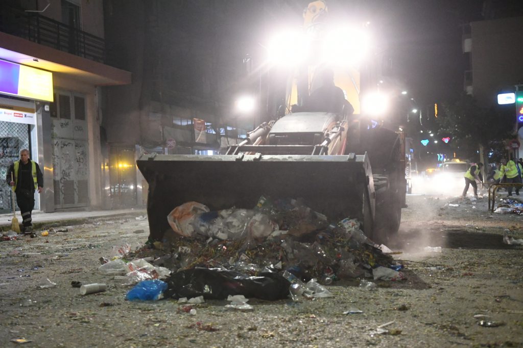 Μηχανήματα έργου στη «μάχη» για τον καθαρισμό της Πάτρας