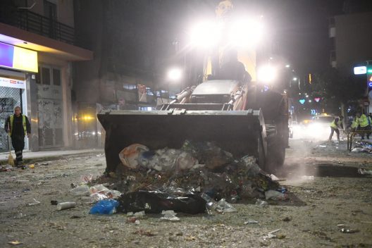 Μηχανήματα έργου στη «μάχη» για τον καθαρισμό της Πάτρας