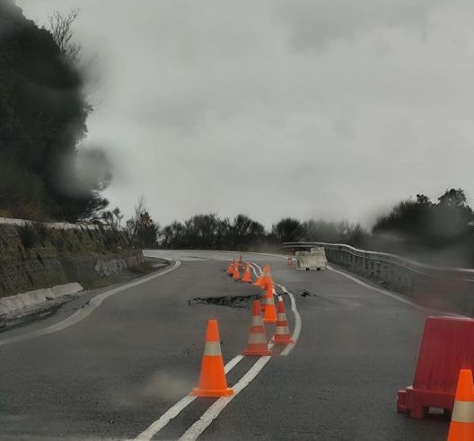 Πύργου - Τριπόλεως: Εκτροπή της κυκλοφορίας λόγω κατολίσθησης 27 Πύργου - Τριπόλεως: Εκτροπή της κυκλοφορίας λόγω κατολίσθησης