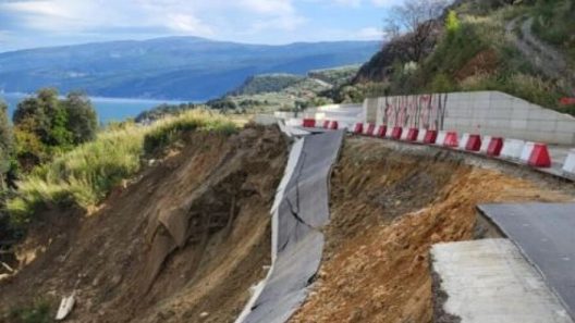 Δυτική Αχαΐα: Αποκλεισμός του δρόμου Καραιίκων - Ριόλου από κατοίκους και φορείς λόγω επικινδυνότητας